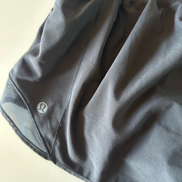 Lululemon Athletica Black hottie hot 2.5”size 6 Shorts Moisture-Wicking - Picture 3 of 5